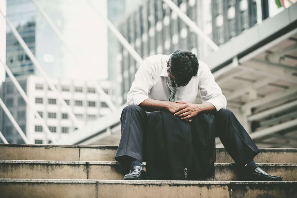 親の介護のために仕事は辞めるか迷っている男性