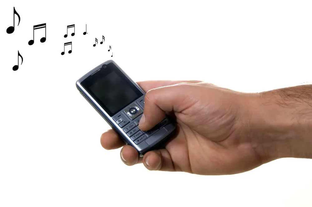 音楽が好きで携帯から聞いている様子