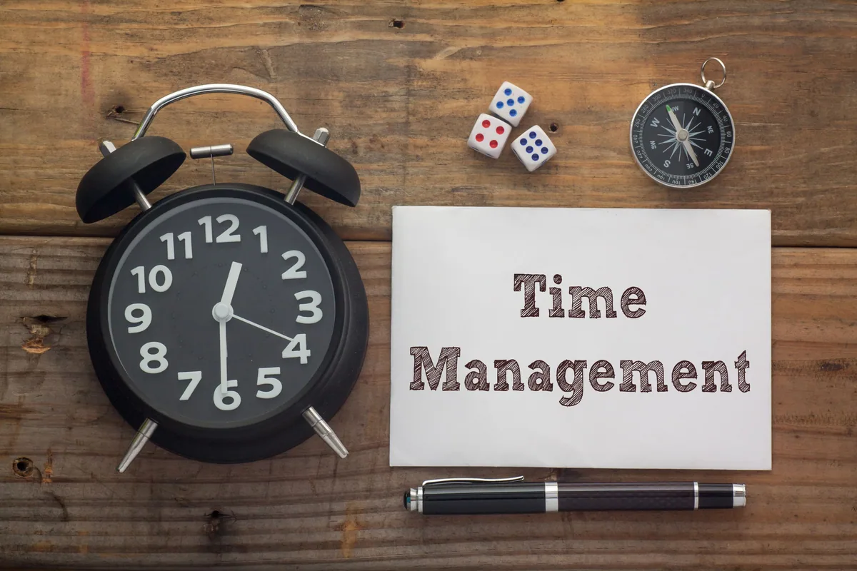 Time Managementと書かれた紙と時計