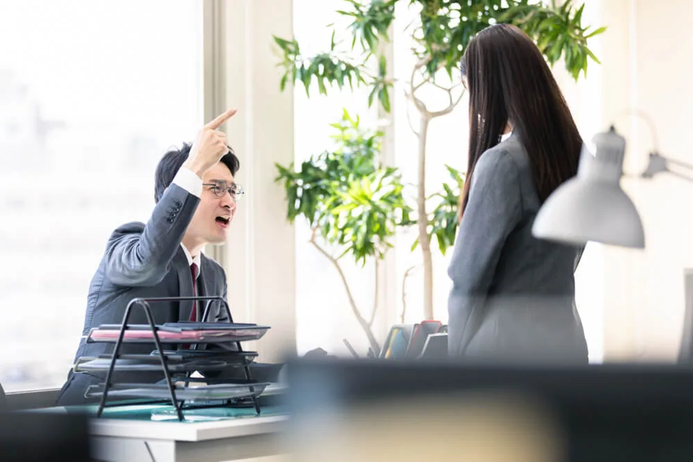 上司に怒られて怖いと思っている女性