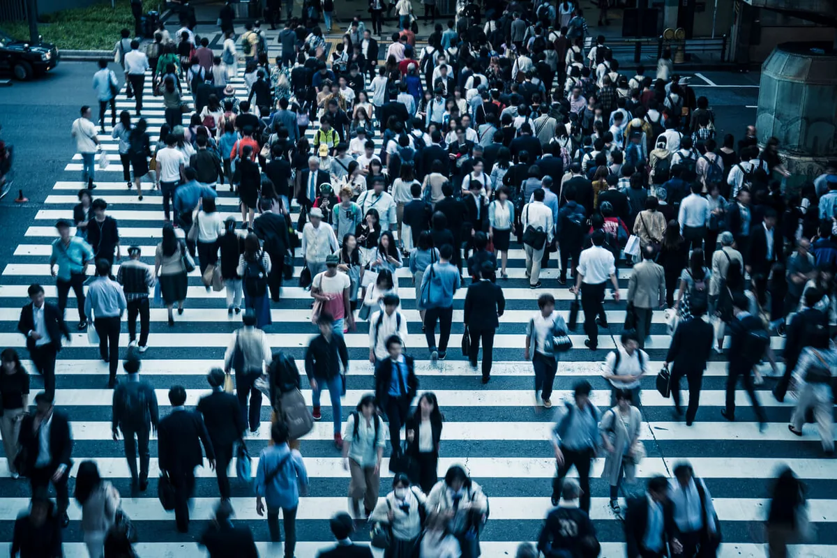 通勤通学が大変そうな人ごみの様子