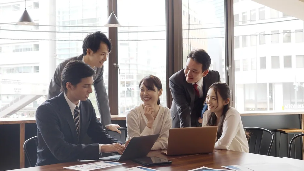 オフィスで話をしている人たち