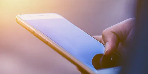 スマホを操作する手