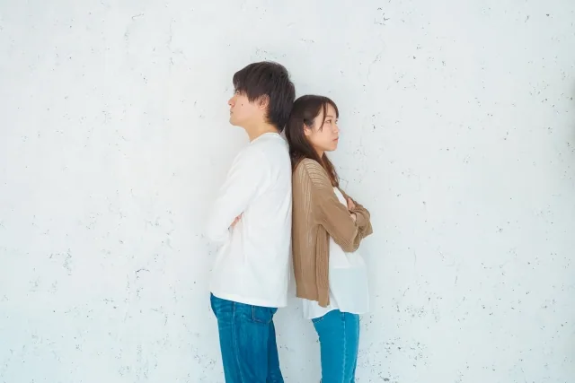男女が背を向けて立っている様子