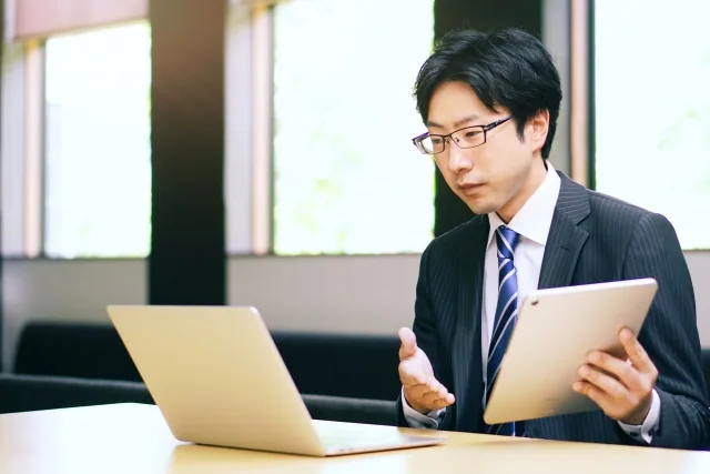 営業をしている男性