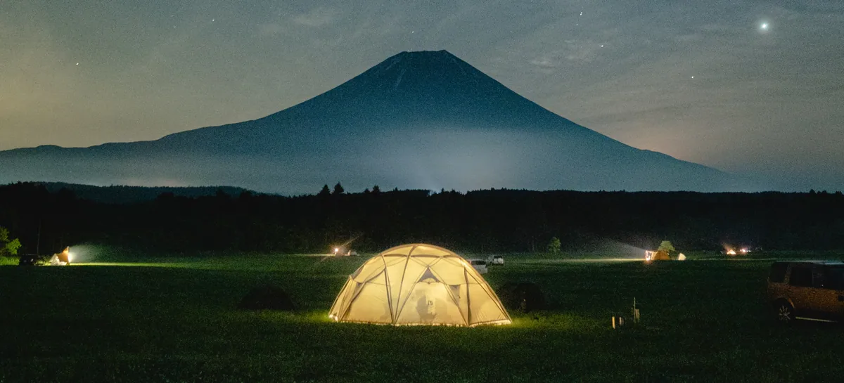富士山の前のテント