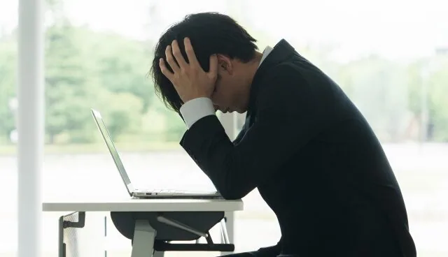 あたまを抱えている男性