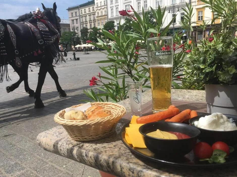 仕事終わりにビールとソーセージ
