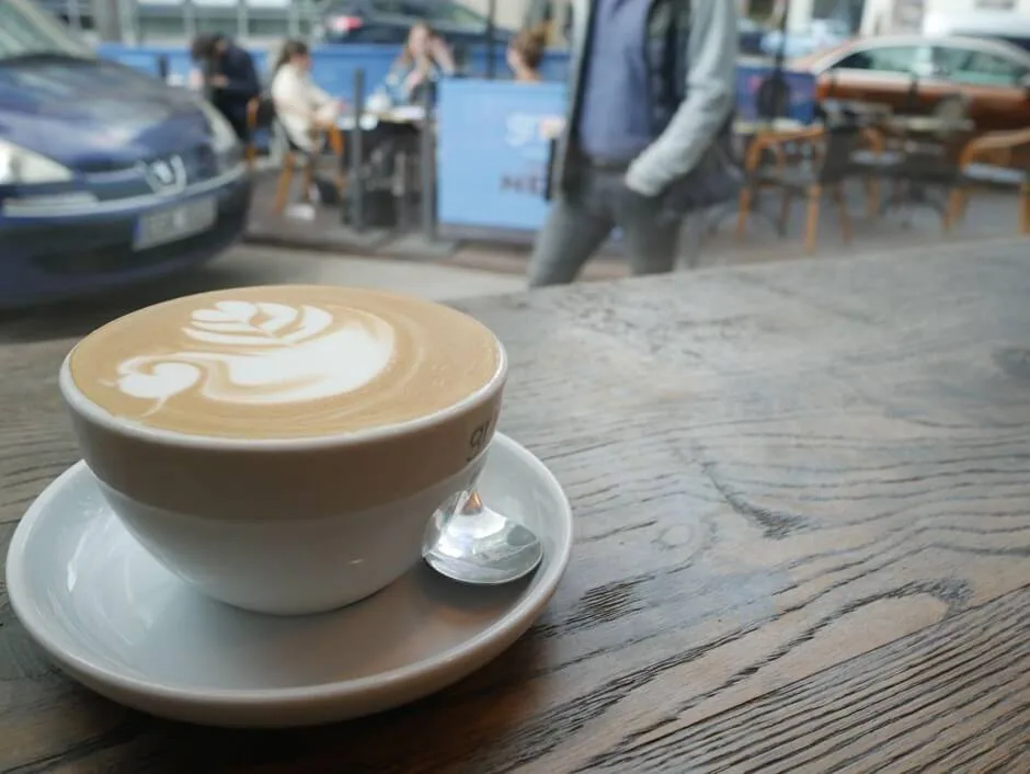 ポーランドのカフェで仕事をしながらの一杯