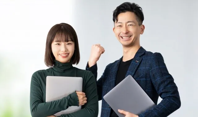 ガッツポーズをしている男女
