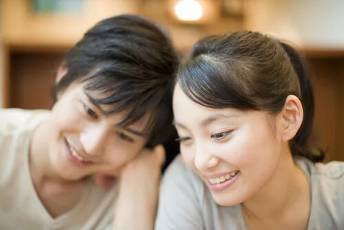 お互い信頼している人と過ごす人