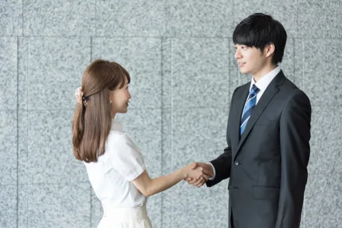 女性と話している男性
