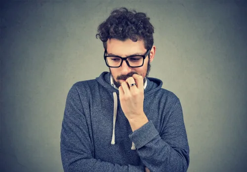 自分らしくいることのデメリットを感じている男性