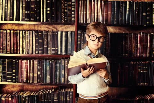 図書館で本を開く男の子