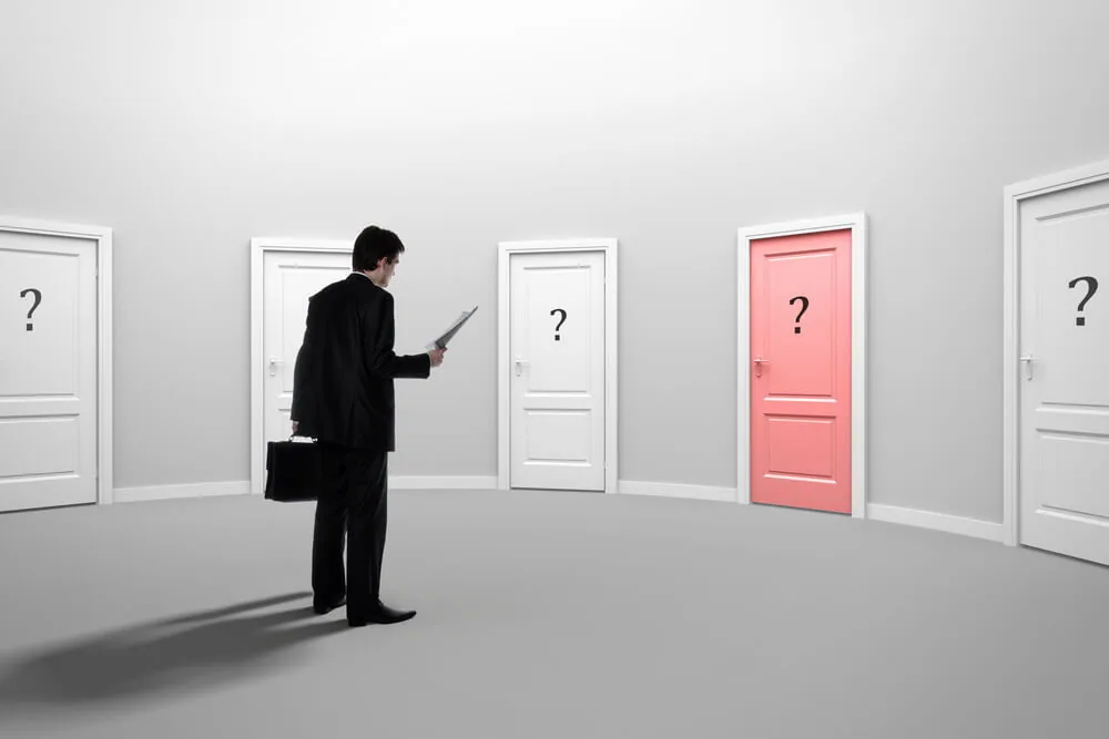 いろんな人生の扉がある男性