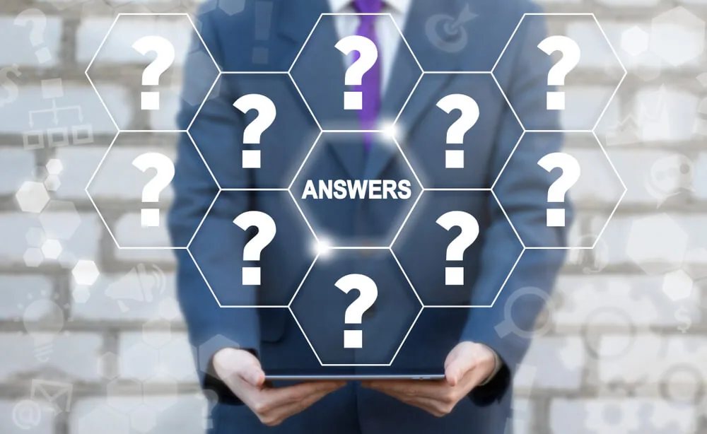 answerを抱えている男性