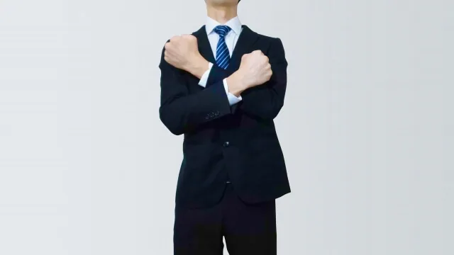 頑固な様子の男性""