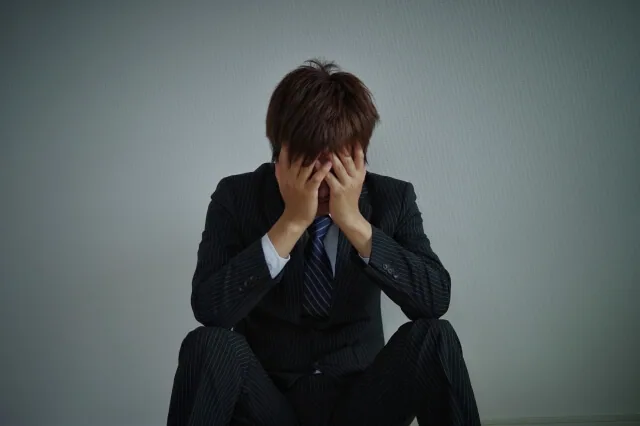 人生終わったと感じている男性