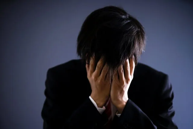 大切な人を失い悲しい男性