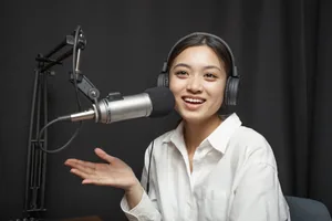 ナレーターをしている女性