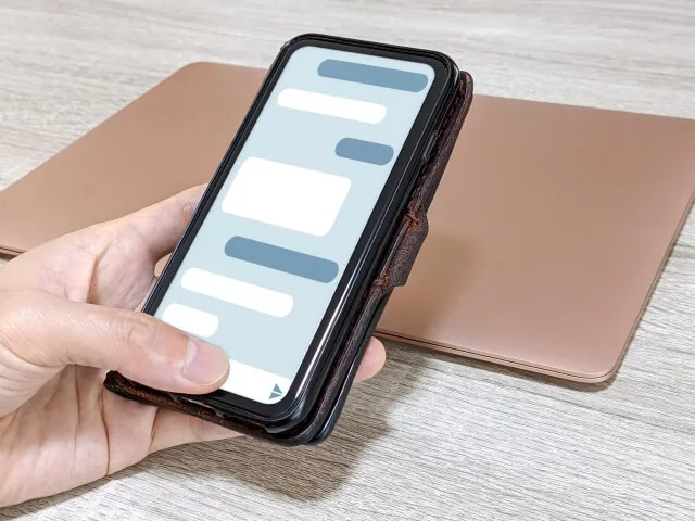 見える場所にスマホを置いている