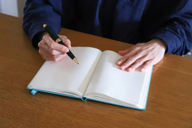 台本をノートに手書きで書いている様子