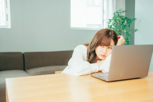 人付き合いが減り孤独を感じている女性