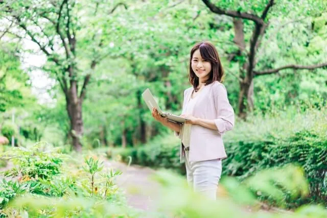 好きな場所で暮らす女性