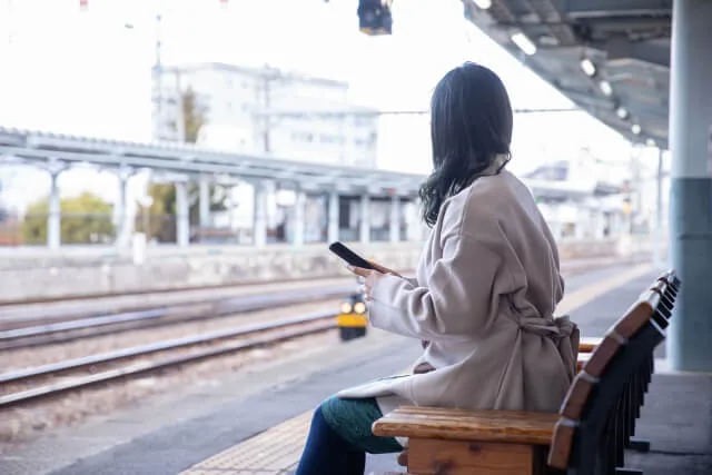通勤のために電車を待つ主婦