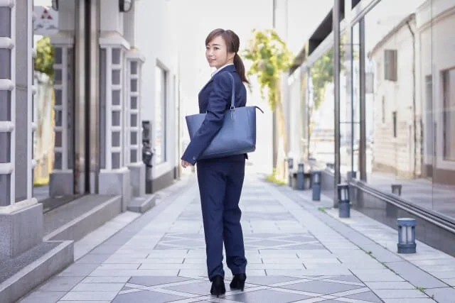 ラウンダーの仕事で外回りをしている女性