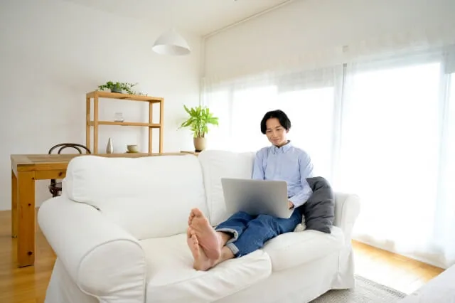 在宅勤務で仕事をしている男性