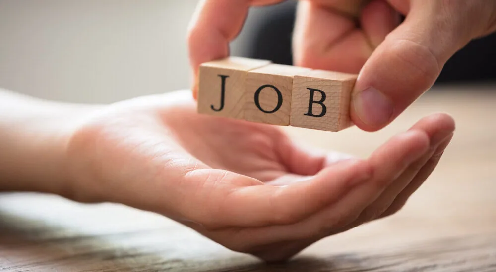 JOBと書かれた小さい木を受け取っている手