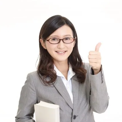 親指をあげ自信がある様子の女性