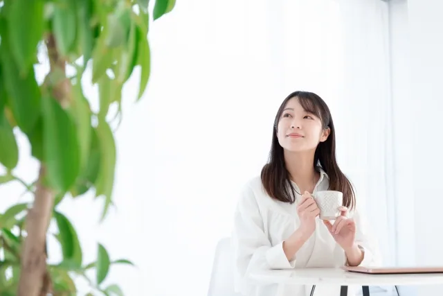 リラックスしお茶を飲んでいる女性