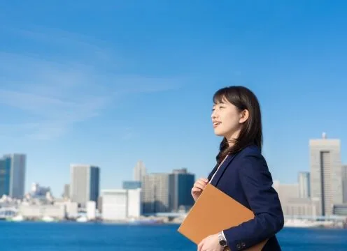 スーツを着ている女性