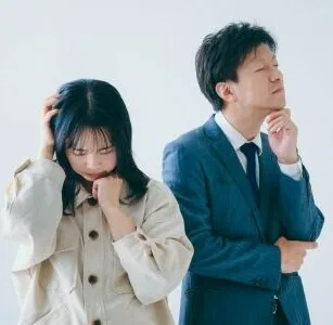 悩んでいる顔