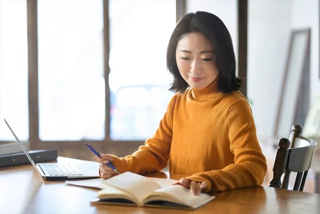 自宅のパソコンで仕事をしている女性
