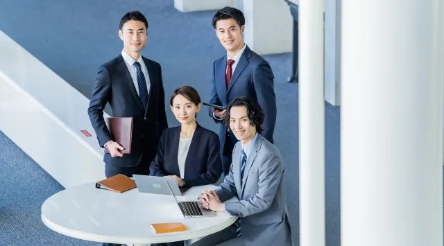 笑顔で清楚な社会人複数人