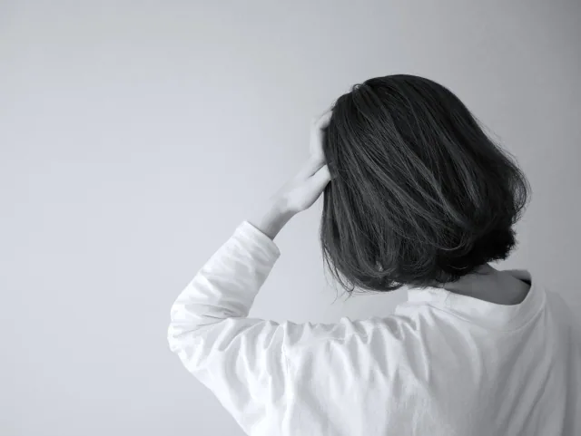 考えている女性