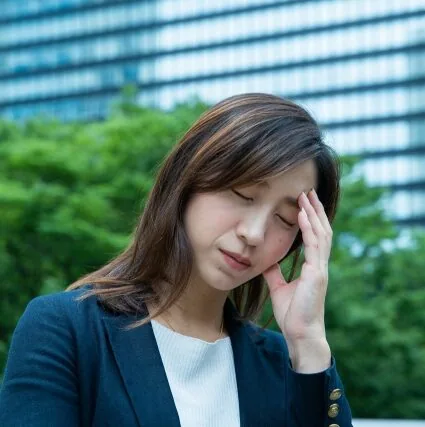 考えている女性の姿