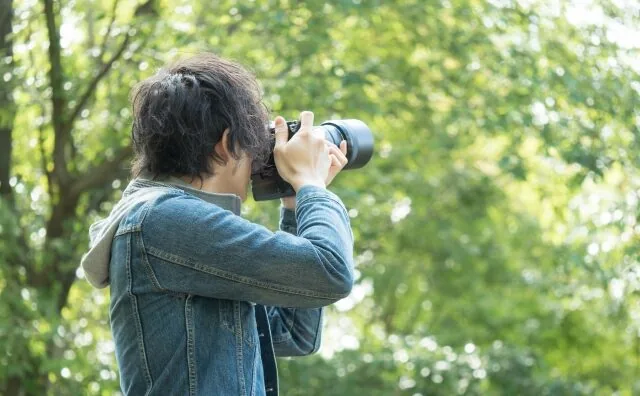 写真撮影しているフォトグラファーの男性