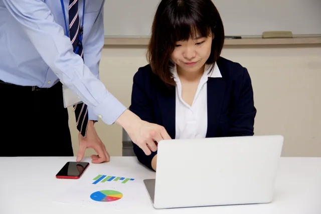 部下に教育をしている女性