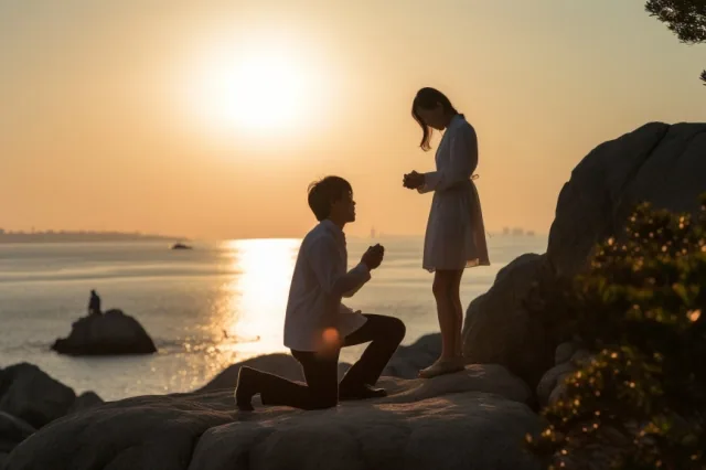 夕陽の中でプロポーズしている男女