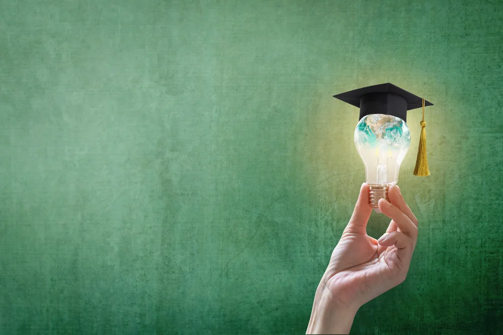 電球に大学卒業の帽子をかぶせた写真