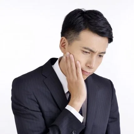 考えている男性の姿
