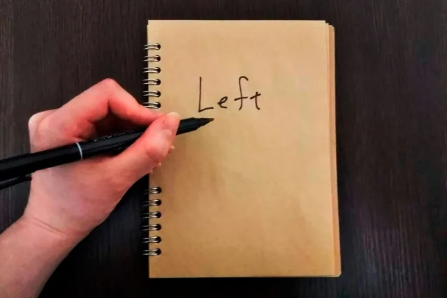 左手でleftという文字をノートに書いている様子