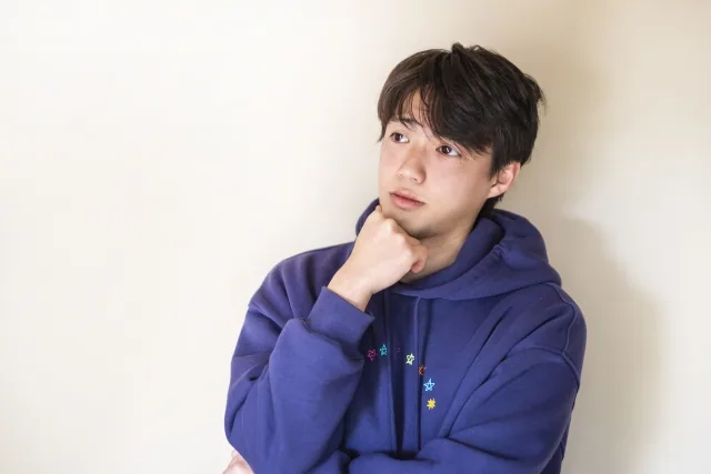 考えている男性
