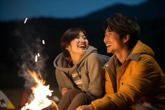 笑っている男女様子