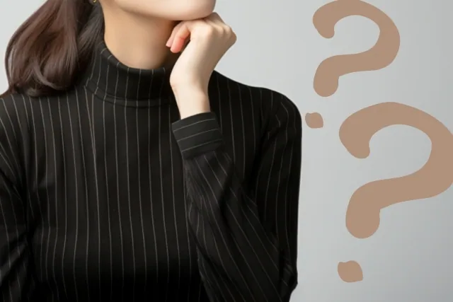 クエッションマークと考えている女性