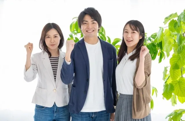 笑顔で自信がある複数の男女